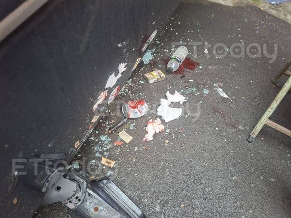 ▲63歲男子闖禍之後，坐在椅子上，旁邊居民議論紛紛             。（圖／記者吳奕靖翻攝）