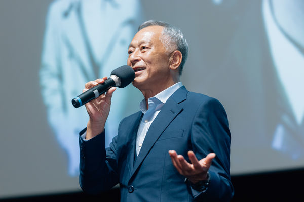▲香港名導杜琪峯8月1日開幕當天一身西裝扮相瀟灑現身。（圖／國家影視聽中心提供）