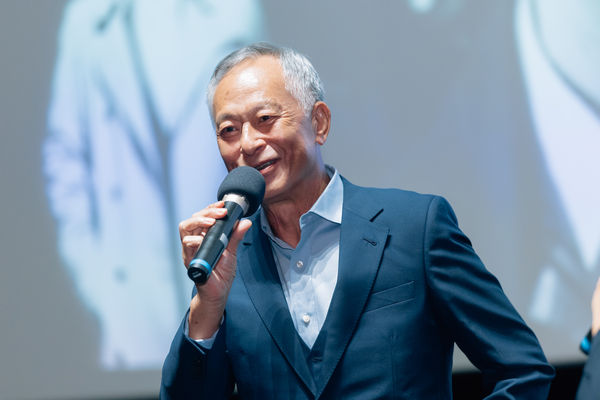 ▲香港名導杜琪峯8月1日開幕當天一身西裝扮相瀟灑現身。（圖／國家影視聽中心提供）