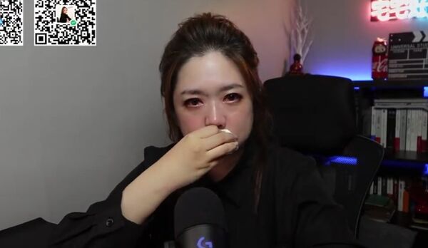 ▲翟翾在直播節目上淚崩。（圖／翻攝自節目直播畫面）