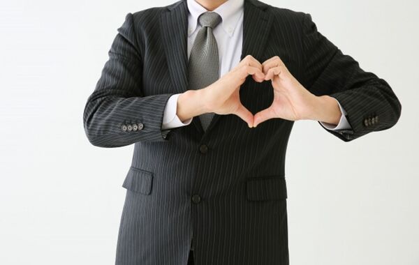 前主播簡立喆透露曾被媽寶富二代瘋狂追求。（示意圖，photoAC）