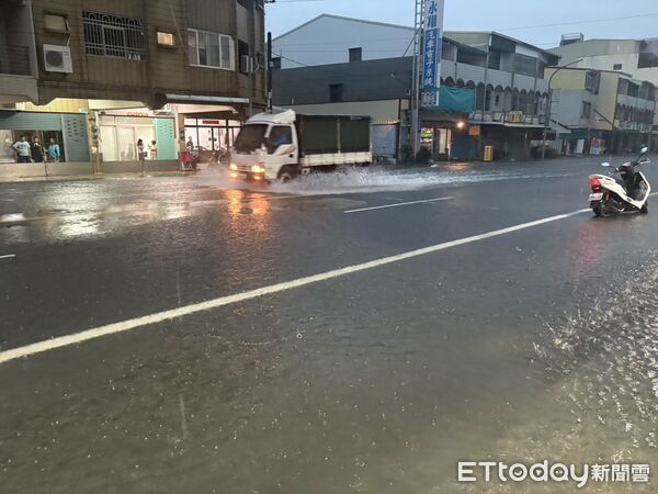 ▲▼台南暴雨成災。（圖／記者林東良翻攝）