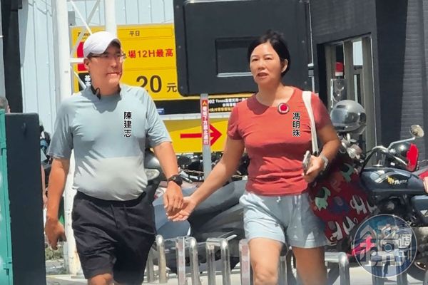高醫大董事長陳建志與小港醫院副院長馮明珠，一起到同居處附近的健身房運動，途中自然地牽起手，二人互動宛如老夫老妻。（讀者提供）
