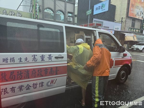 ▲▼台南安定區淹大水，消防出動船艇將洗腎患者送醫。（圖／記者林東良翻攝)