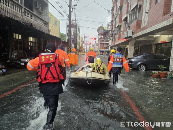 ▲▼台南安定區淹大水，消防出動船艇將洗腎患者送醫。（圖／記者林東良翻攝)