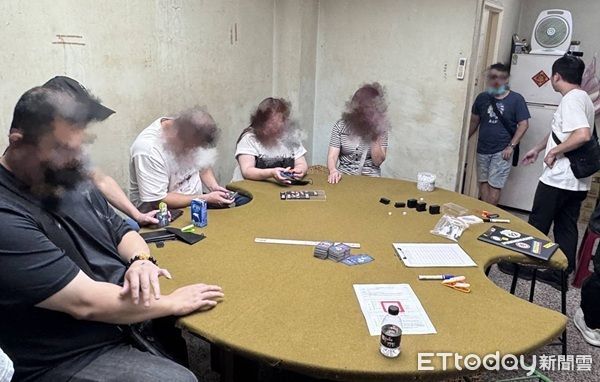▲警方攻堅民宅內天九牌賭場，查獲賭場負責人吳男及23名男女賭客。（圖／桃園警分局提供、下同）