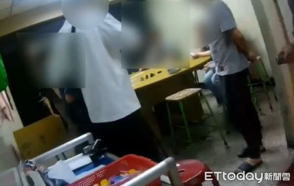 ▲警方攻堅民宅內天九牌賭場，查獲賭場負責人吳男及23名男女賭客。（圖／桃園警分局提供、下同）