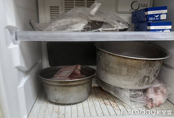 ▲▼賭客為減少損失竟將錢放在鐵鍋內放冰箱雪藏，員警只好一張張撈起來擦乾清點。（圖／桃園警分局提供）