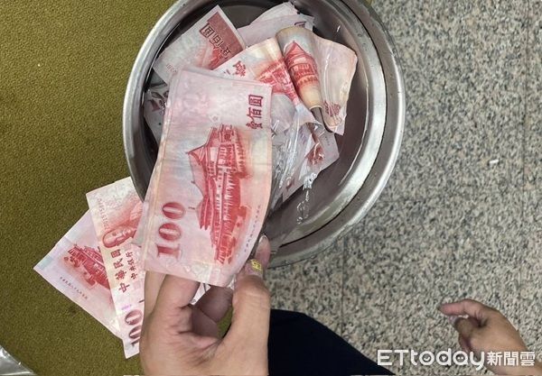 ▲▼賭客為減少損失竟將錢放在鐵鍋內放冰箱雪藏，員警只好一張張撈起來擦乾清點。（圖／桃園警分局提供）