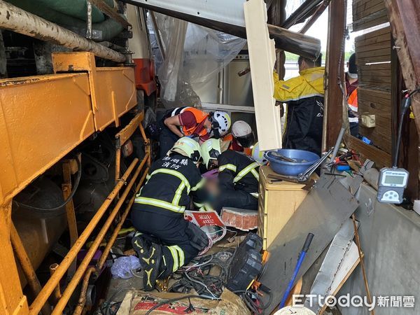 ▲▼澎湖馬公混凝土輸送泵浦車疑剎車失靈，工人父子檔受困，1死1重傷。（圖／民眾提供）