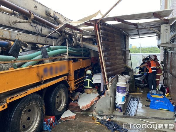 ▲▼澎湖馬公混凝土輸送泵浦車疑剎車失靈，工人父子檔受困，1死1重傷。（圖／民眾提供）