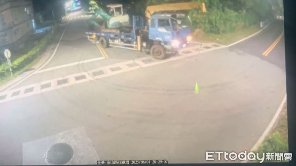 ▲▼      公車候車亭夜間遭撞毀，城警迅速查獲肇事者       。（圖／記者林名揚翻攝）