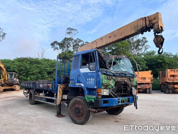▲▼      公車候車亭夜間遭撞毀，城警迅速查獲肇事者       。（圖／記者林名揚翻攝）