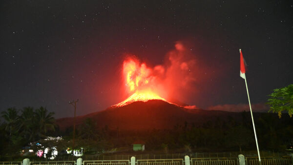 ▲▼ 印尼勒沃托比火山男峰（Mount Lewotobi Laki-Laki）1日晚間噴發。（圖／路透）