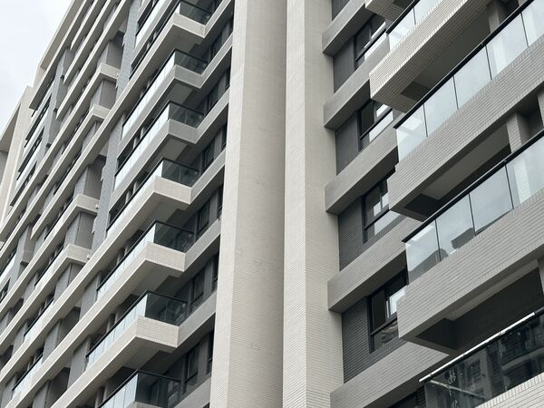 ▲▼建商提出外牆現況照指稱：「並非完全不處理已購戶訴求。」。（圖／業者提供）