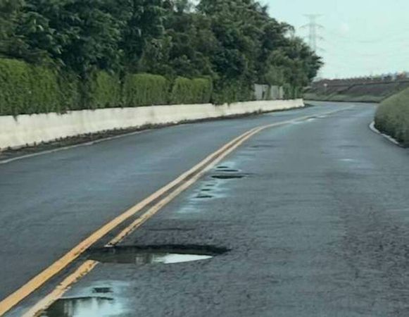▲伸港防汛道路被豪大雨炸出20個大小坑洞。（圖／賴清美提供）