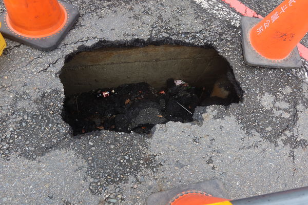 ▲北斗鎮中山路出現大坑洞。（圖／記者唐詠絮翻攝）