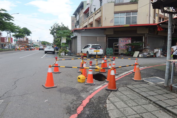 ▲北斗鎮中山路出現大坑洞。（圖／記者唐詠絮翻攝）