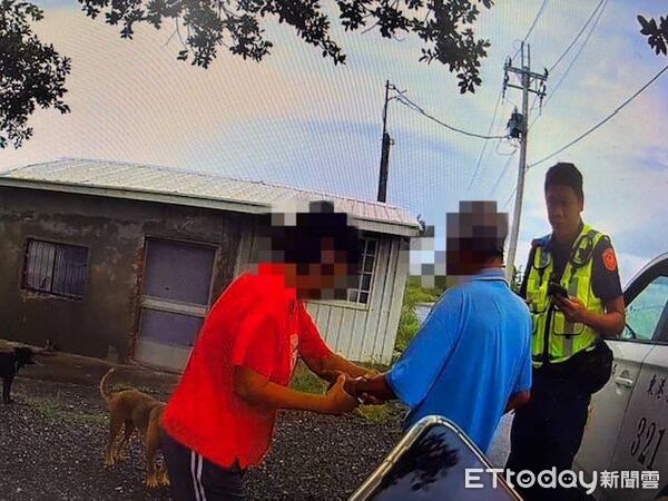▲東港警分局員警載阮姓男子返家。（圖／記者陳崑福翻攝）