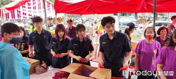▲潮州警聯名福安宮看宣導短片送金幣。（圖／記者陳崑福翻攝）