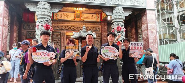 ▲潮州警聯名福安宮看宣導短片送金幣。（圖／記者陳崑福翻攝）