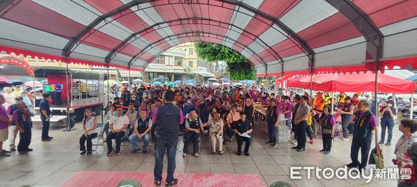 ▲潮州警聯名福安宮看宣導短片送金幣。（圖／記者陳崑福翻攝）