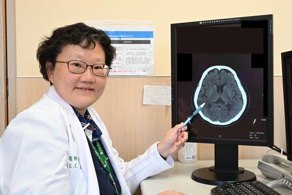 ▲▼精神科醫師經由影像檢查及認知功能評估，診斷患者罹患輕度失智症併發精神行為症狀。（圖／亞大醫院提供）