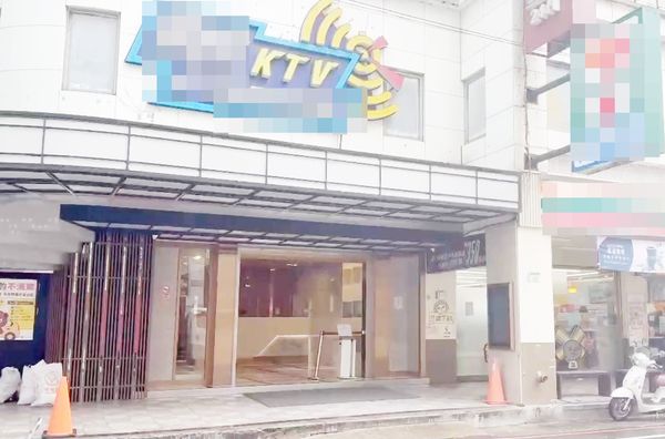 ▲桃園市范姓男子於去年12月與杜姓女子在桃園區某KTV見面，不滿杜女再度借款，趁機勒住杜女頸部與口鼻，還踹其胸口導致當場窒息，杜女送醫急救仍不治，圖為現場KTV外觀。（資料照／桃園警方提供）