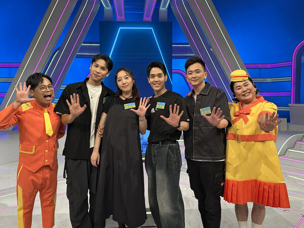 ▲準媽媽蔡頤榛(左3)及老公張皓羽(左2)、演員陳彥嘉、魔術師好友朱宣翰，蔡頤榛希望兒子帶財搶百萬。（圖／公視台語台）