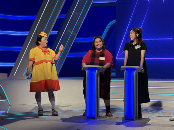 ▲準媽媽蔡頤榛(左3)及老公張皓羽(左2)、演員陳彥嘉、魔術師好友朱宣翰，蔡頤榛希望兒子帶財搶百萬。（圖／公視台語台）