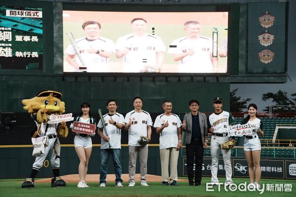▲呈祥保經為台鋼雄鷹比賽開球，要將ESG永續保險的精神落實於日常生活中。_0。（圖／記者許宥孺翻攝）