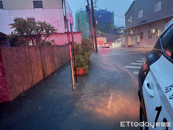 ▲降雨導致台南安南區頂安路段多處積水，市警第三分局員警第一時間拉起封鎖線戒護。（圖／記者林東良翻攝，下同）