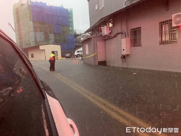▲降雨導致台南安南區頂安路段多處積水，市警第三分局員警第一時間拉起封鎖線戒護。（圖／記者林東良翻攝，下同）