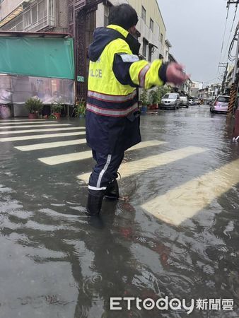 ▲降雨導致台南安南區頂安路段多處積水，市警第三分局員警第一時間拉起封鎖線戒護。（圖／記者林東良翻攝，下同）