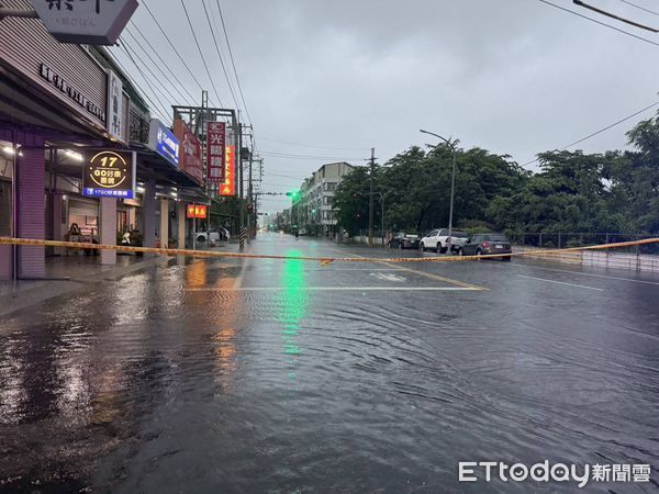 ▲降雨導致台南安南區頂安路段多處積水，市警第三分局員警第一時間拉起封鎖線戒護。（圖／記者林東良翻攝，下同）