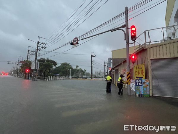 ▲降雨導致台南安南區頂安路段多處積水，市警第三分局員警第一時間拉起封鎖線戒護。（圖／記者林東良翻攝，下同）