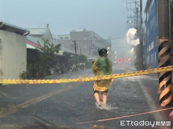 ▲降雨導致台南安南區頂安路段多處積水，市警第三分局員警第一時間拉起封鎖線戒護。（圖／記者林東良翻攝，下同）
