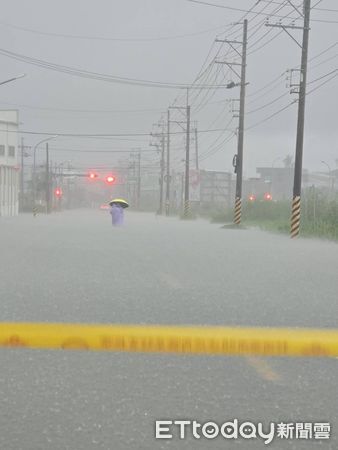 ▲降雨導致台南安南區頂安路段多處積水，市警第三分局員警第一時間拉起封鎖線戒護。（圖／記者林東良翻攝，下同）