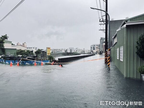 ▲降雨導致台南安南區頂安路段多處積水，市警第三分局員警第一時間拉起封鎖線戒護。（圖／記者林東良翻攝，下同）