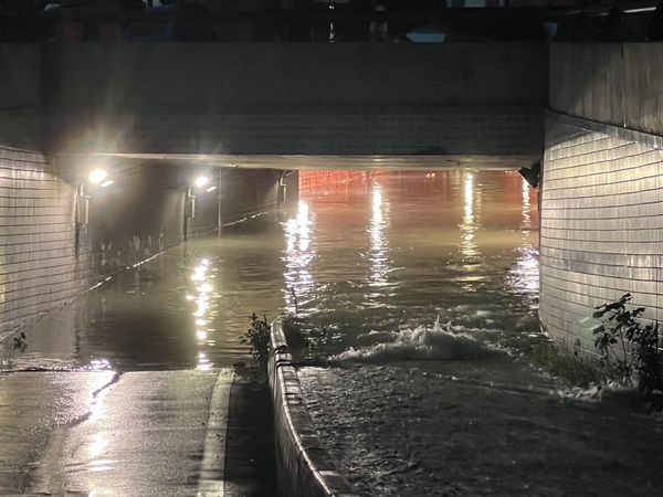 ▲水利署統計顯示，新市區六小時累積雨量高達294毫米，全市已有安平、中西、關廟、仁德、山上、善化、官田等逾15個行政區進入淹水警戒。（民眾提供，下同）