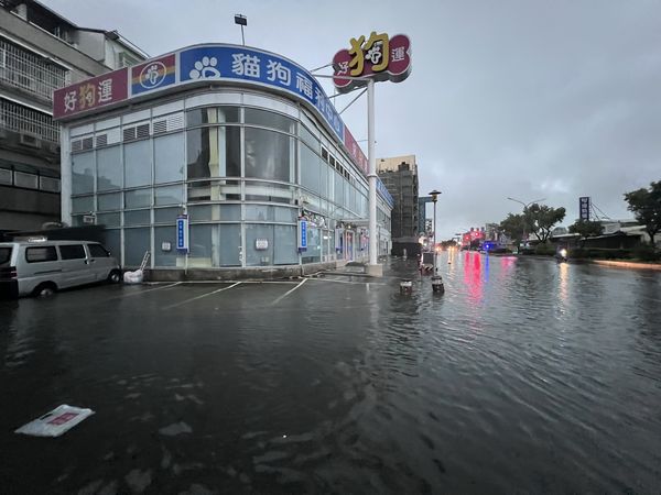▲水利署統計顯示，新市區六小時累積雨量高達294毫米，全市已有安平、中西、關廟、仁德、山上、善化、官田等逾15個行政區進入淹水警戒。（民眾提供，下同）
