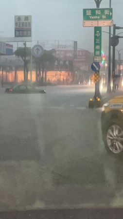 ▲水利署統計顯示，新市區六小時累積雨量高達294毫米，全市已有安平、中西、關廟、仁德、山上、善化、官田等逾15個行政區進入淹水警戒。（民眾提供，下同）
