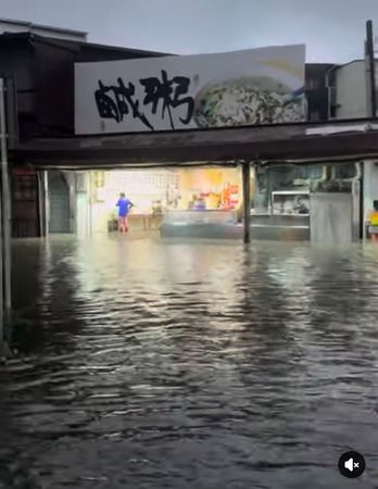▲水利署統計顯示，新市區六小時累積雨量高達294毫米，全市已有安平、中西、關廟、仁德、山上、善化、官田等逾15個行政區進入淹水警戒。（民眾提供，下同）