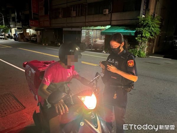 ▲內埔警分局員警以巡邏車引導邱男順利回屏東市。（圖／記者陳崑福翻攝）
