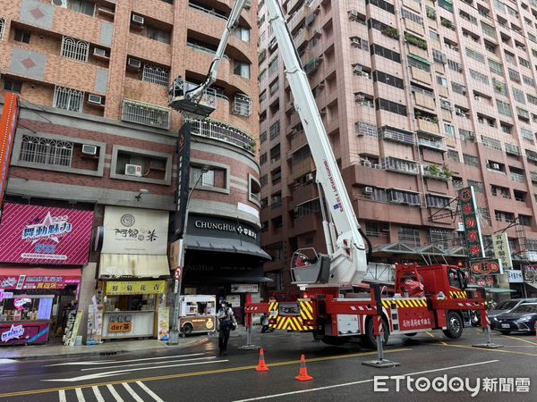 ▲▼高雄市左營區1棟大樓發生一起墜樓意外，一名女子疑似與丈夫發生爭吵後，不慎從4樓陽台摔落，幸運地卡在3樓遮雨棚上。（圖／民眾提供）