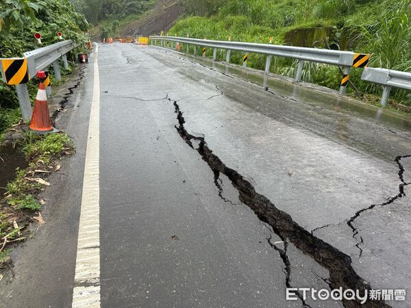 ▲▼台29線4K+300~4k+800(三明火路段)路基坍滑沉陷，道路封閉管制。（圖／公路局提供）