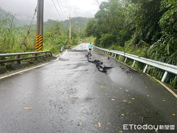 ▲▼台29線4K+300~4k+800(三明火路段)路基坍滑沉陷，道路封閉管制。（圖／公路局提供）