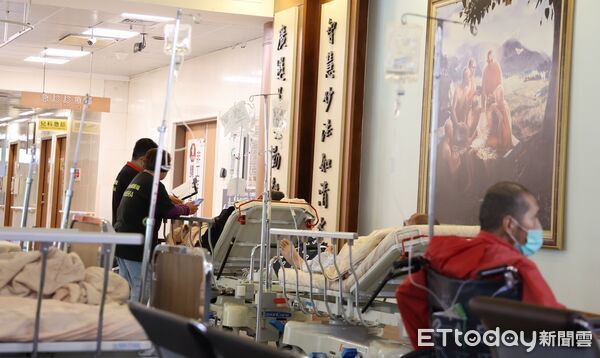 ▲▼花蓮縣醫院急診負荷沉重，每月接近一半的急診病患湧入醫學中心，但其中有高達四分之三為非真正緊急個案。（圖／花蓮衛生局提供，下同）