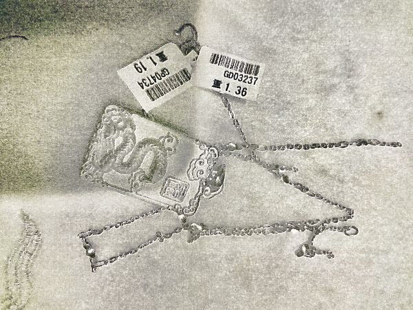 ▲桃園市吳姓男子因案遭通緝，今年5月在中壢區某銀樓佯裝購買金飾，卻搶走近46萬金飾後逃逸，圖為被搶金飾。（資料照／中壢警方提供）