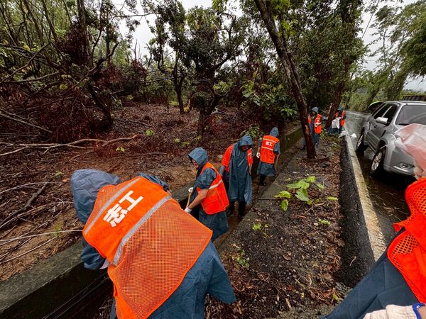 ▲▼民進黨志工隊前往災區，送募集物資、協助處理復原。（圖／民進黨中央提供）